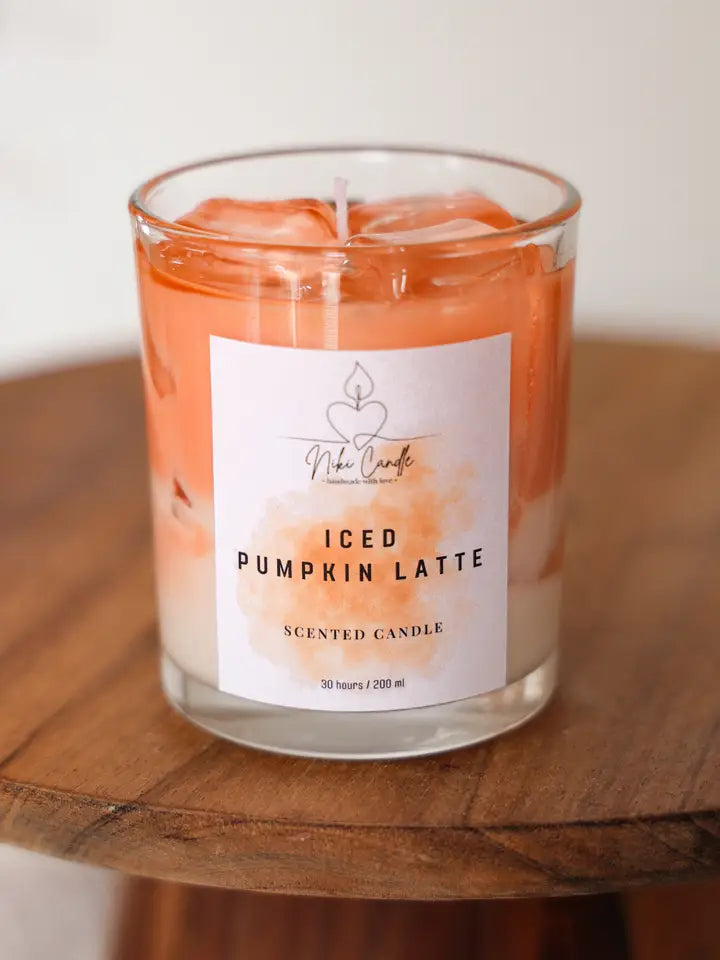 Duftkerze Eis-Pumpkin-Latte – würzig-warmer Herbstduft – handgemachte Wohlfühlkerze von Essential Anders