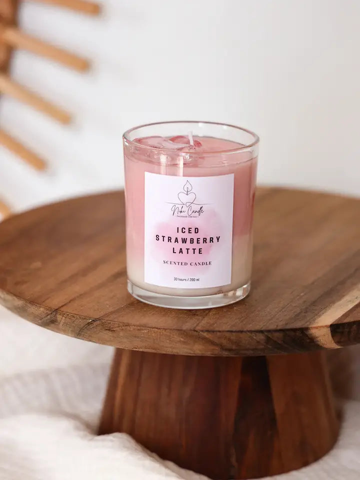 Duftkerze Eis-Strawberry-Latte – süßer Erdbeerduft mit Milchcreme – handgemachte Sommerkerze von Essential Anders