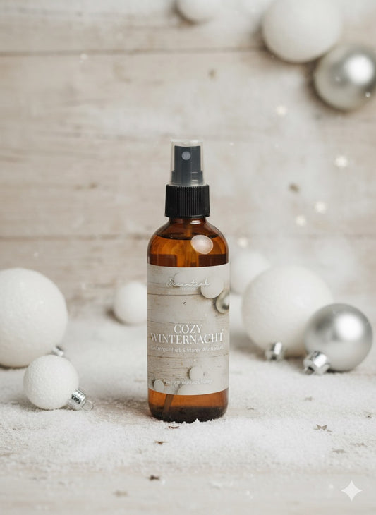Raumspray Cozy Winternacht mit Duftnoten von Baumwollblüte, Moschus & Zedernholz.
