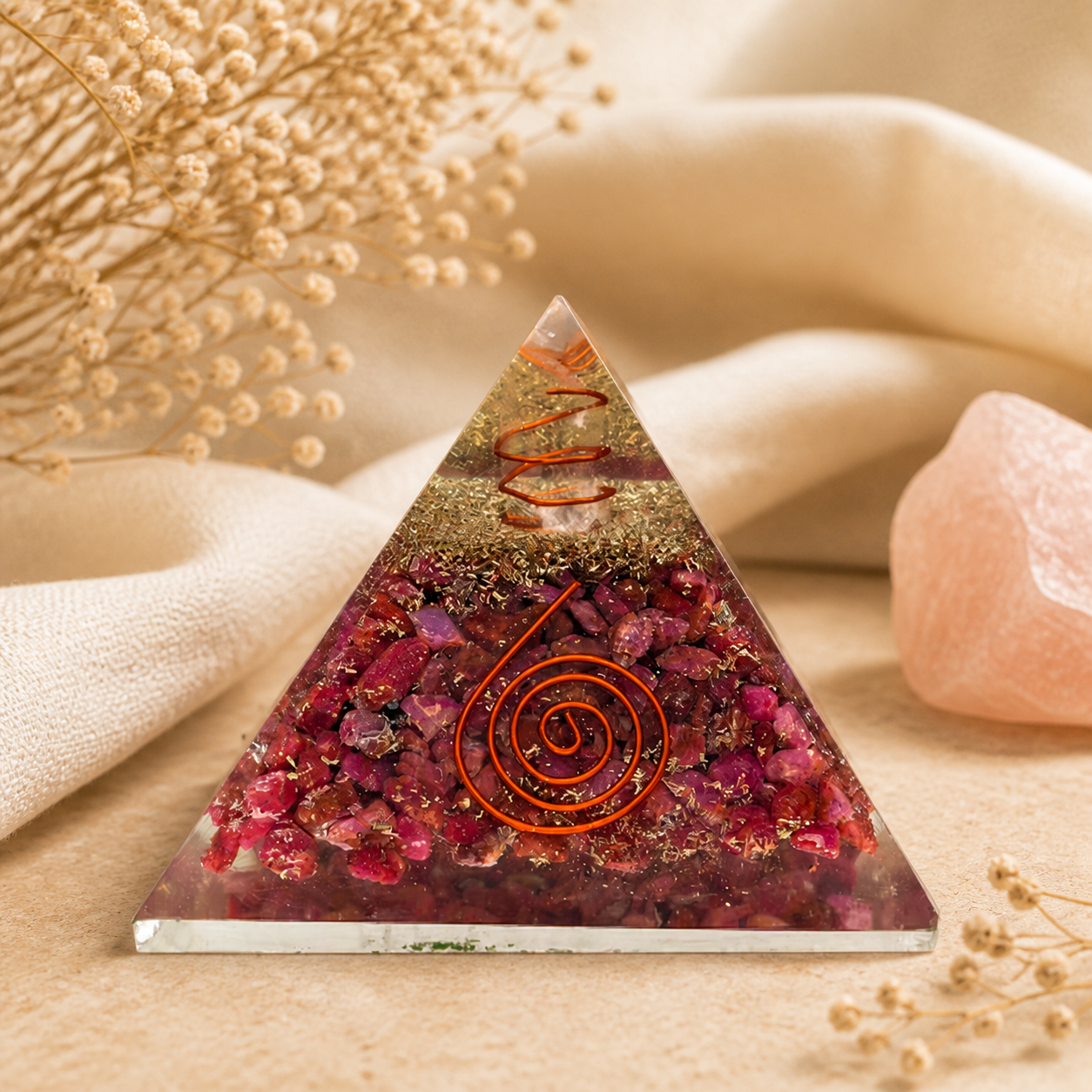 Orgonit-Pyramide aus Rubin mit Kupferspirale