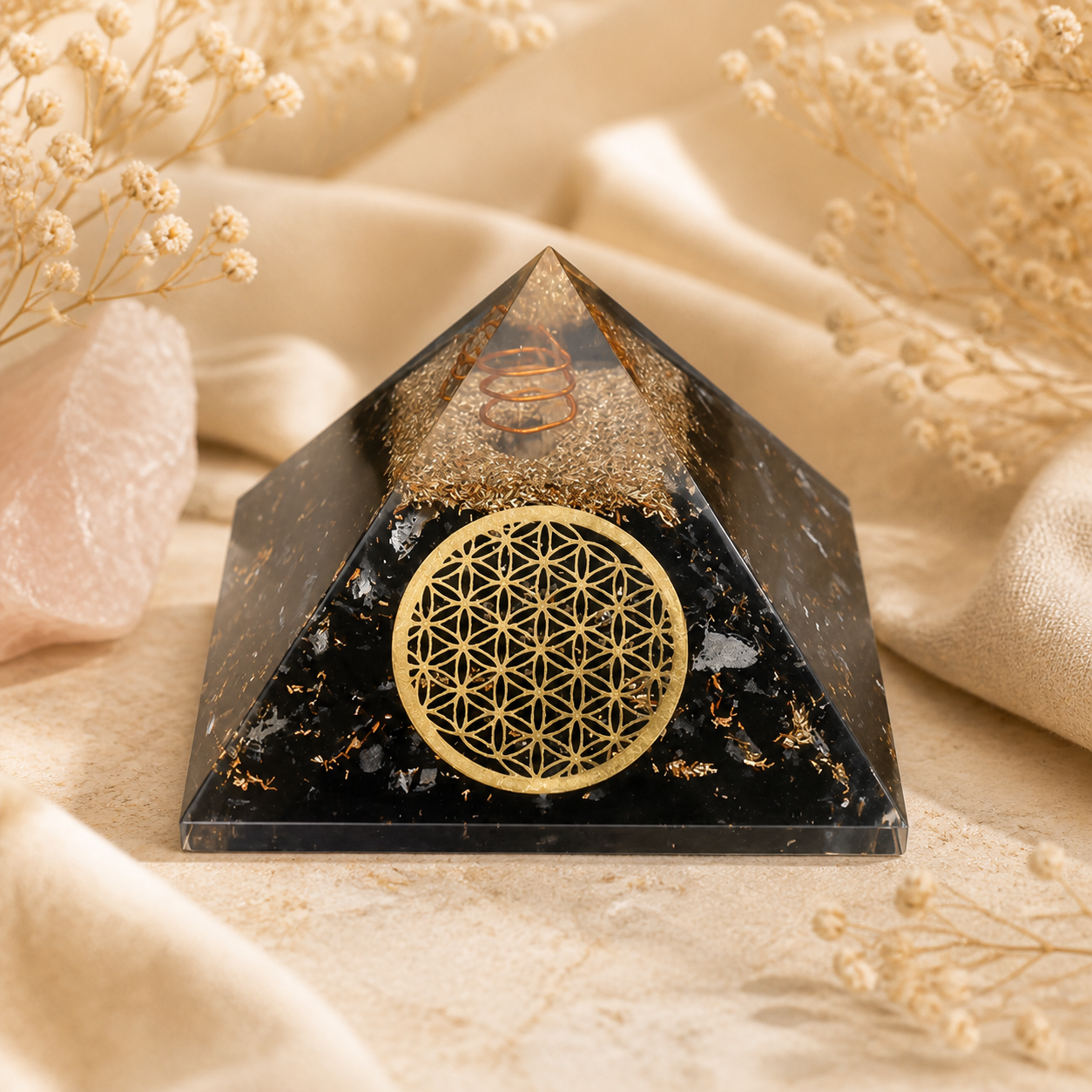 Orgonit-Pyramide aus Shungit mit Blume des Lebens