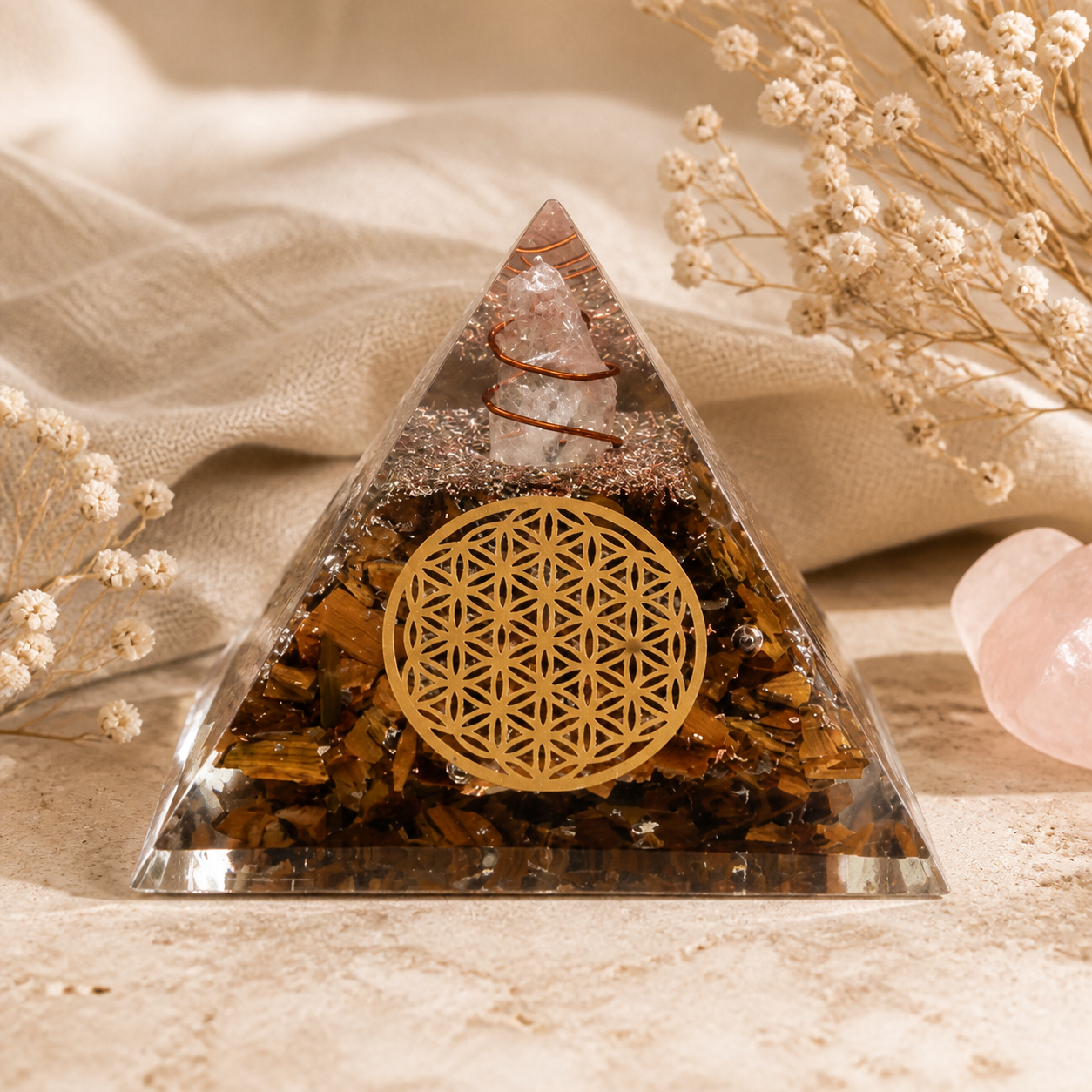 Orgonit-Pyramide aus Tigerauge mit Blume des Lebens